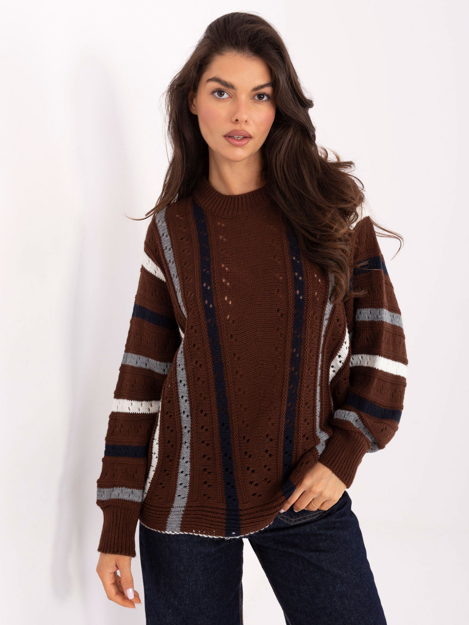 Brązowy damski sweter oversize w paski