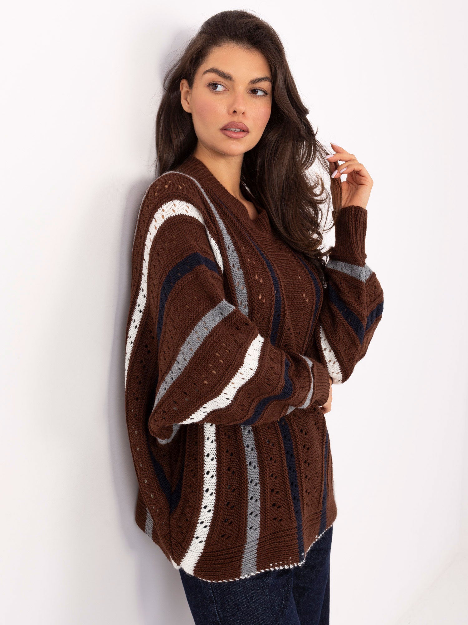 Brązowy damski sweter oversize w paski