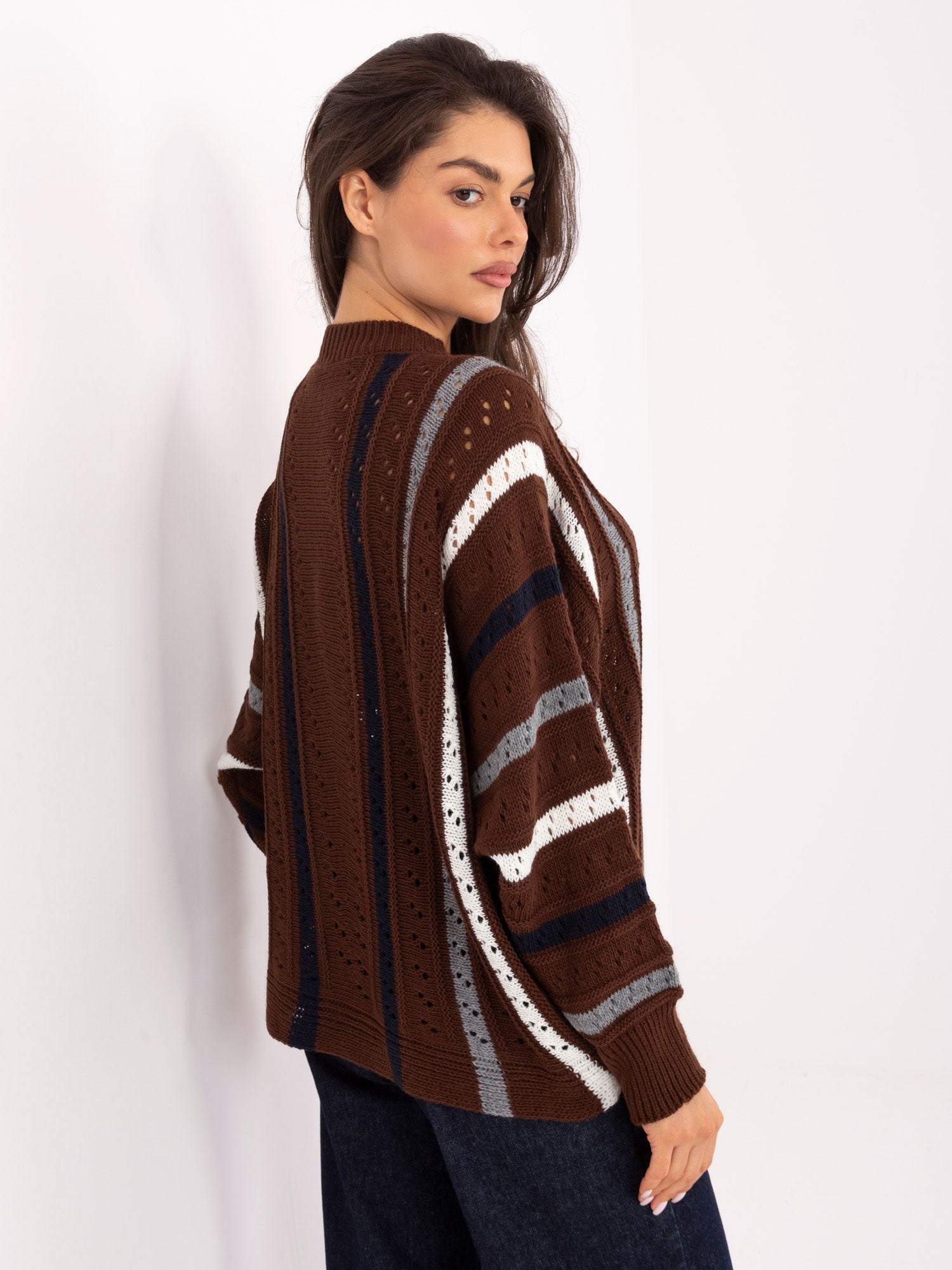 Brązowy damski sweter oversize w paski