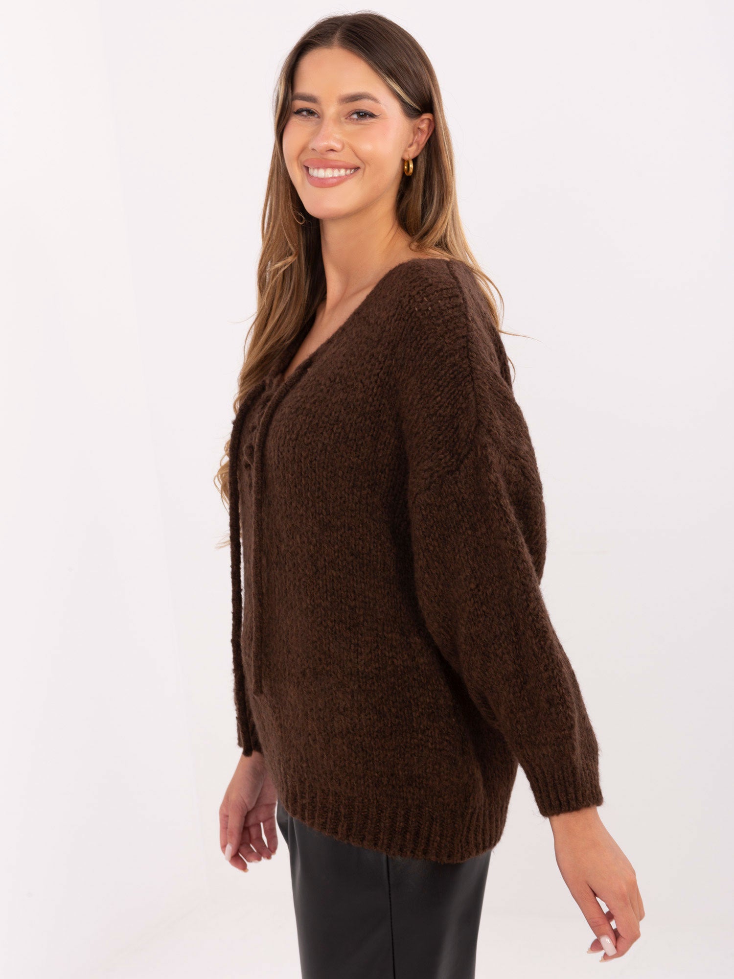 Brązowy sweter oversize w jednolitym kolorze