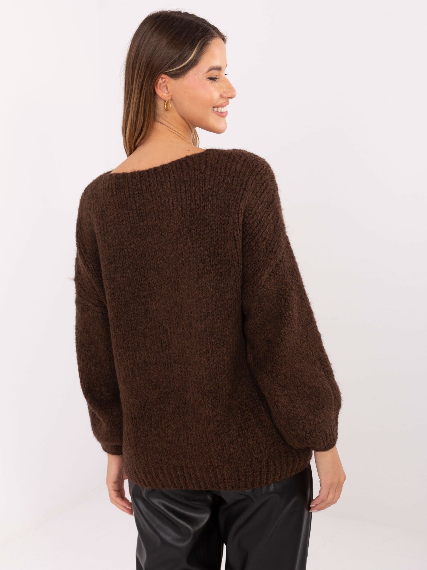 Brązowy sweter oversize w jednolitym kolorze