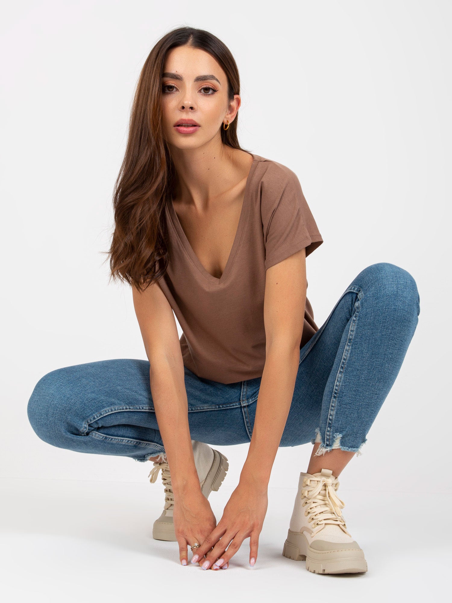Brązowy t-shirt basic z dekoltem w serek