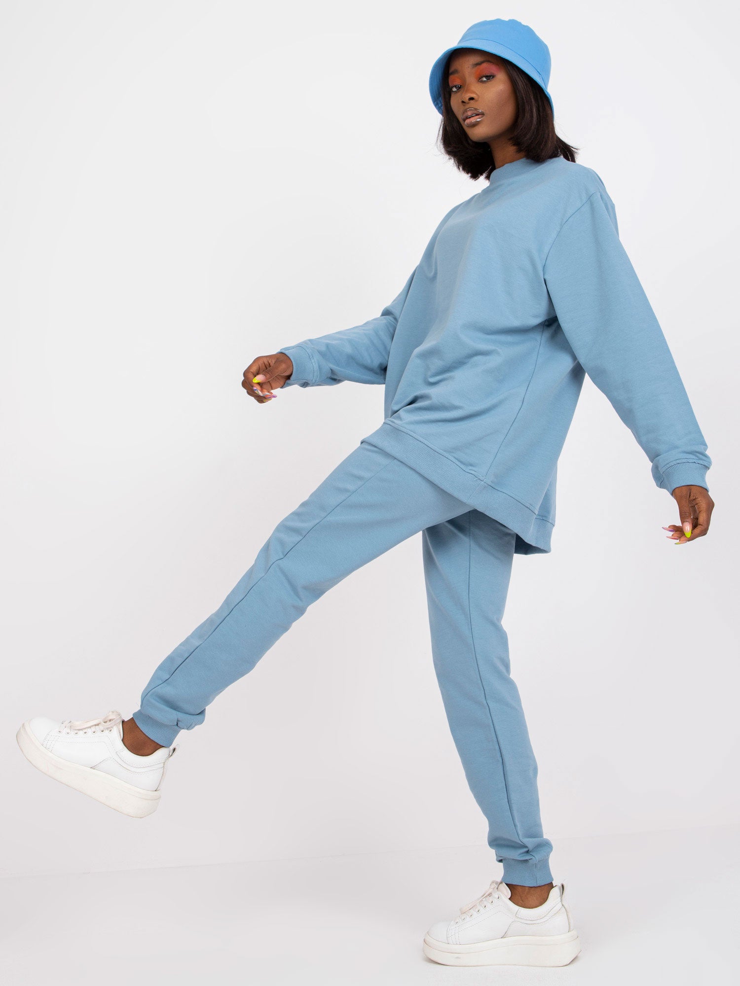 Brudnoniebieska dresowa bluza bez kaptura basic  z bawełny