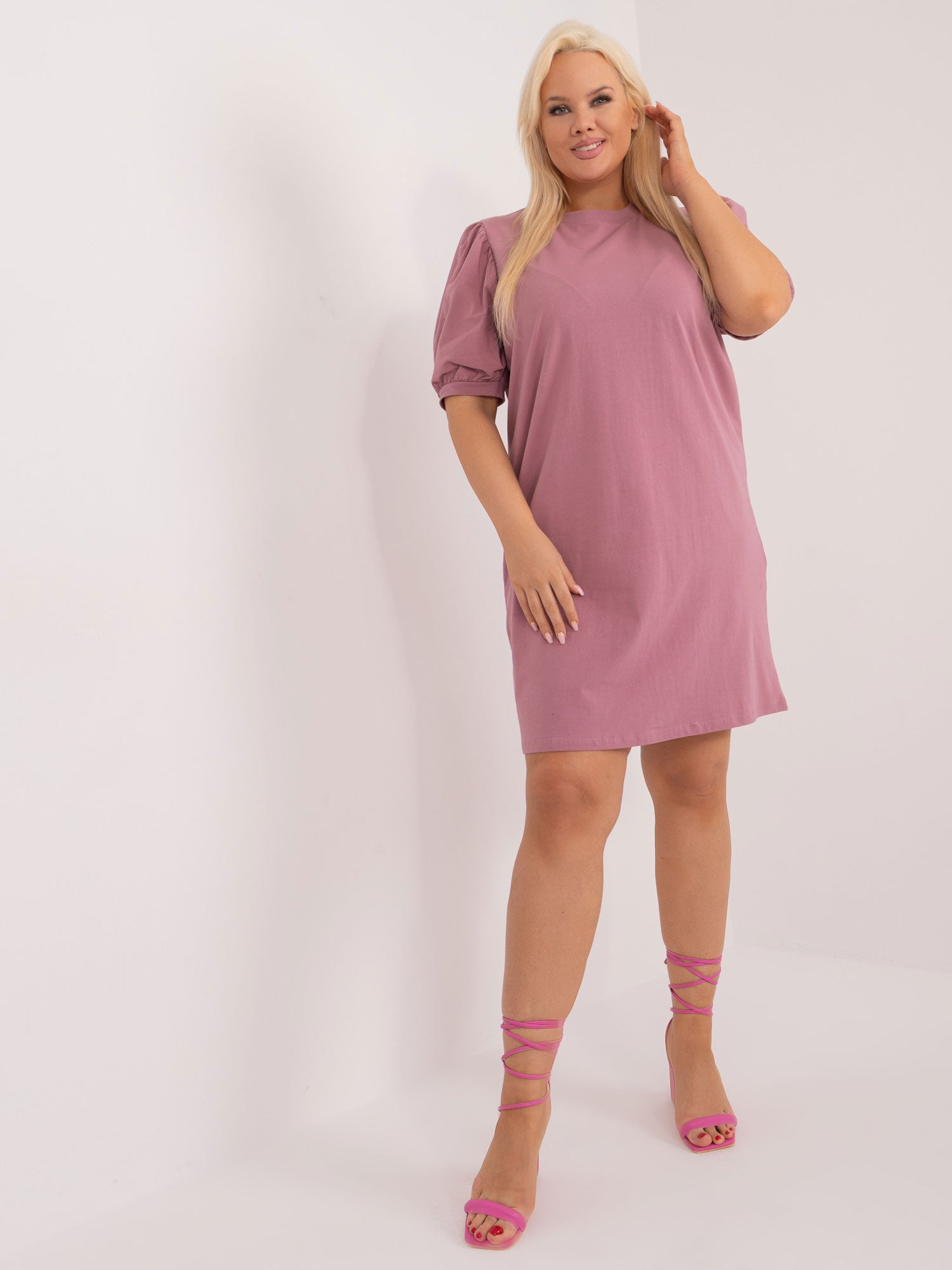 Brudnoróżowa sukienka plus size z bawełny