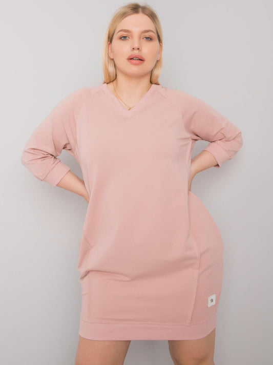 Brudnoróżowa sukienka plus size z kieszeniami