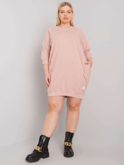 Brudnoróżowa sukienka plus size z kieszeniami