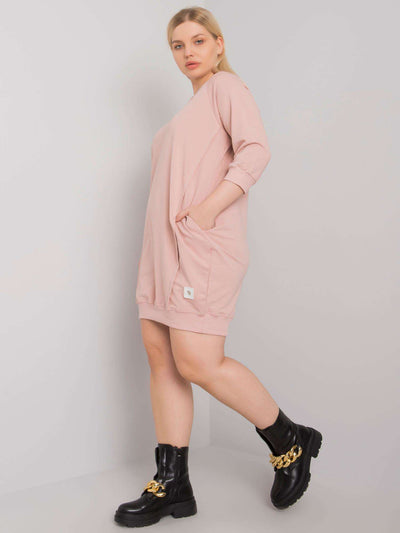 Brudnoróżowa sukienka plus size z kieszeniami