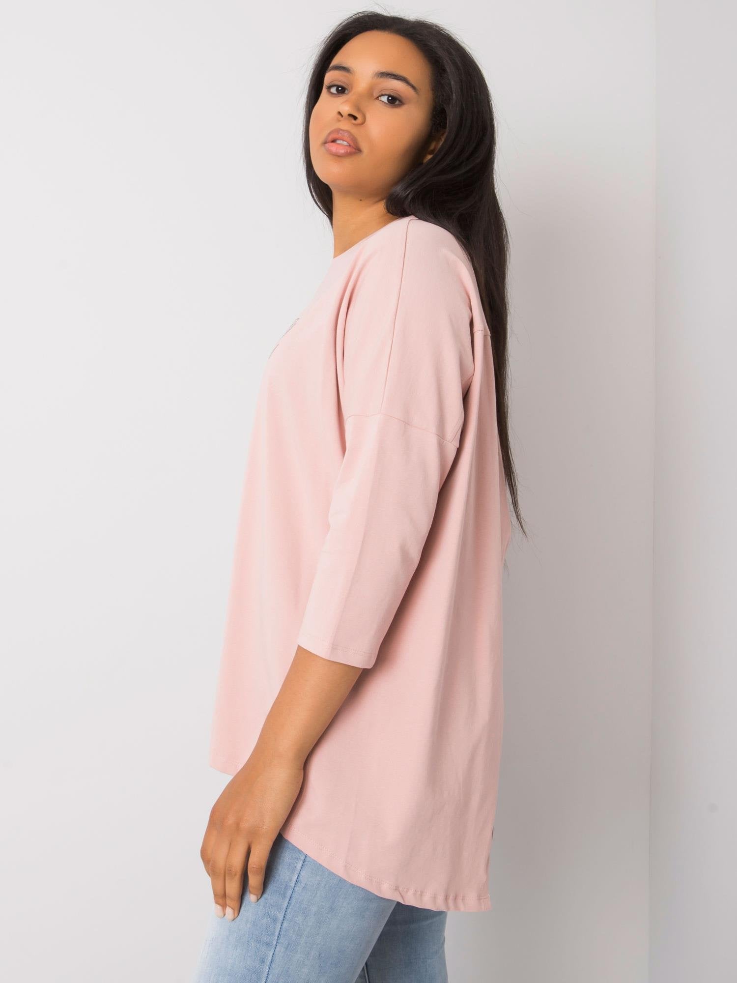 Brudnoróżowa bluzka plus size z rozcięciem z tyłu