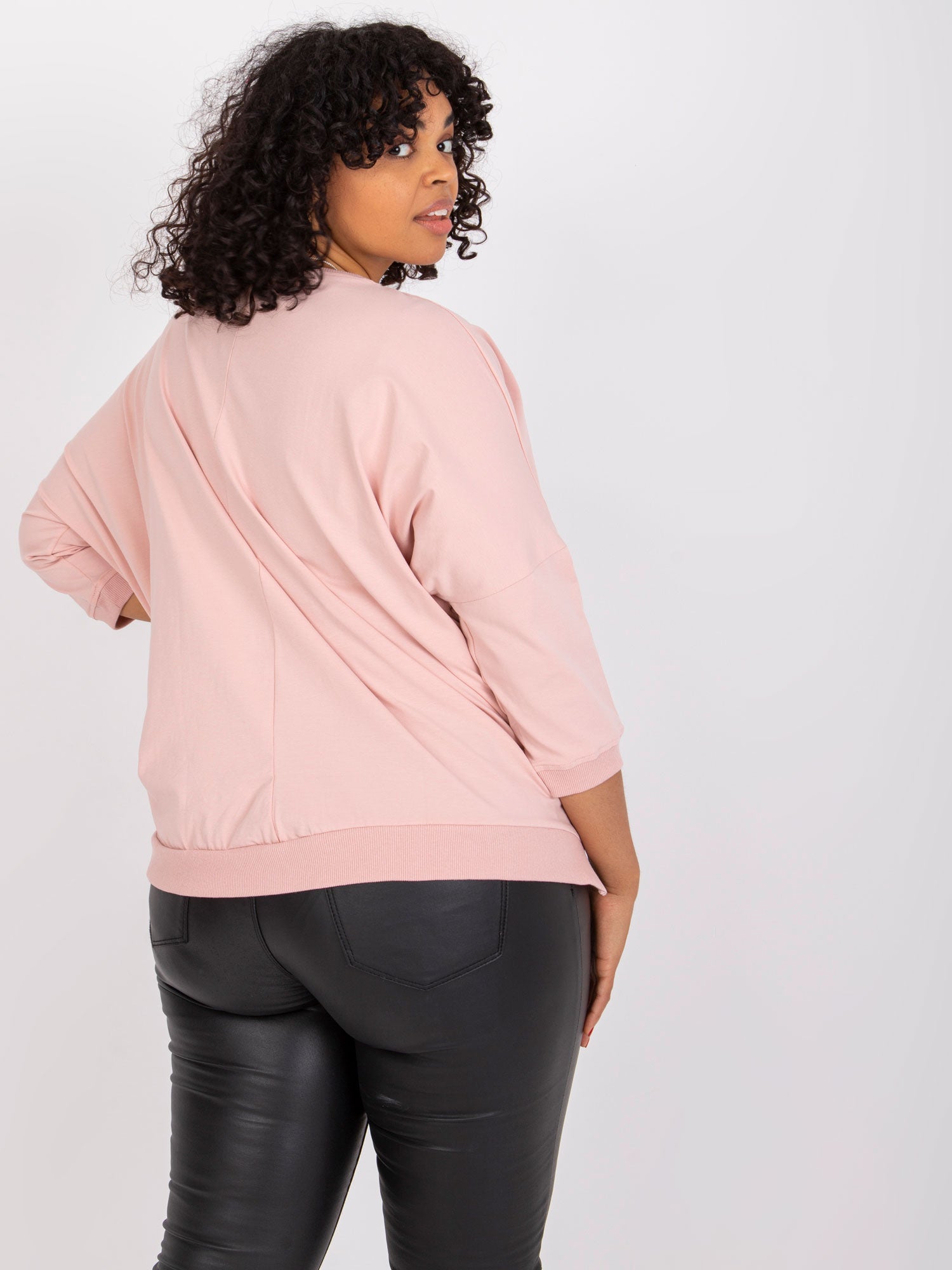 Brudnoróżowa bluzka plus size z printem