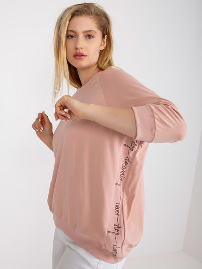 Brudnoróżowa bluzka plus size z napisami