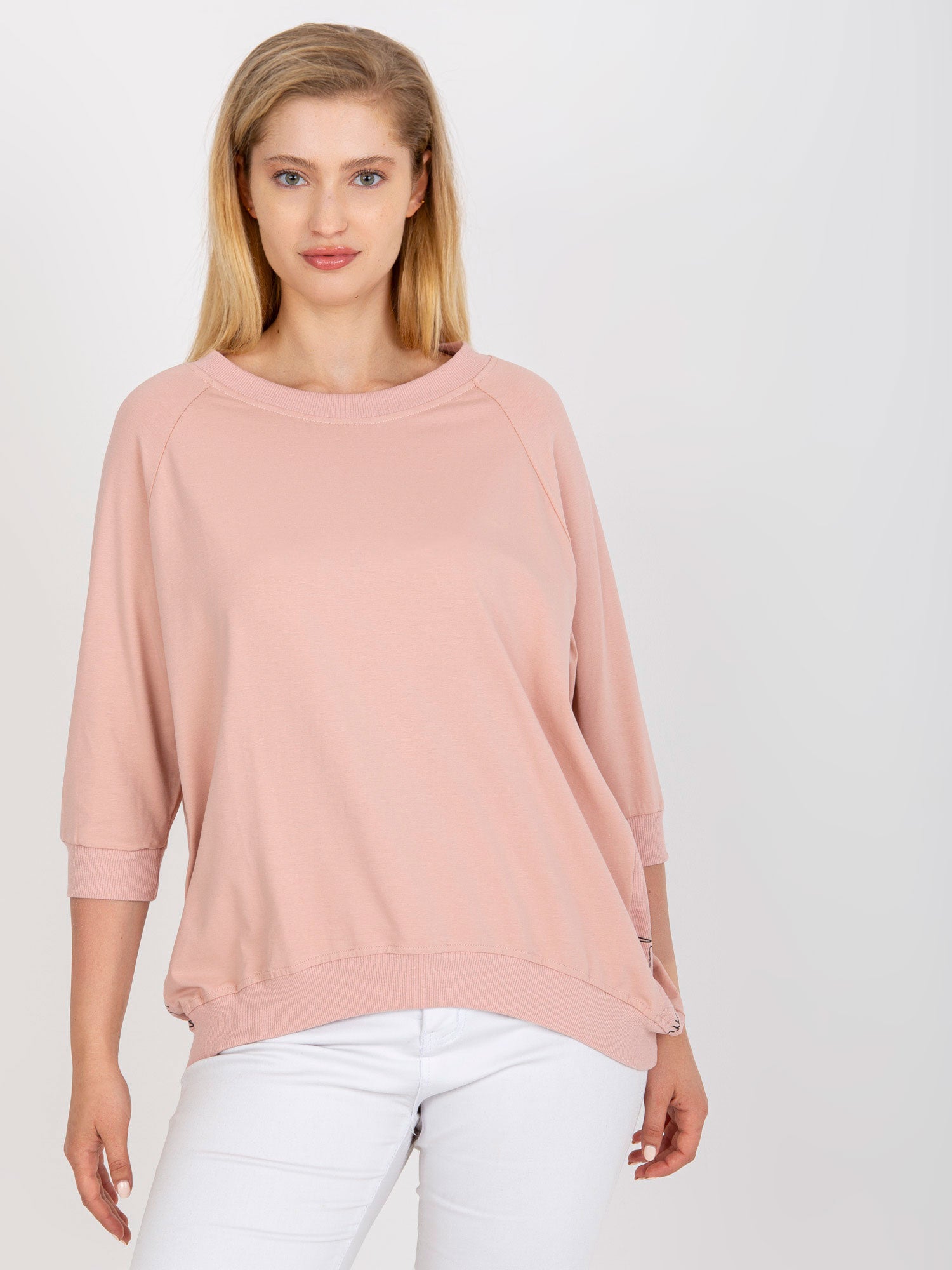 Brudnoróżowa bluzka plus size z napisami