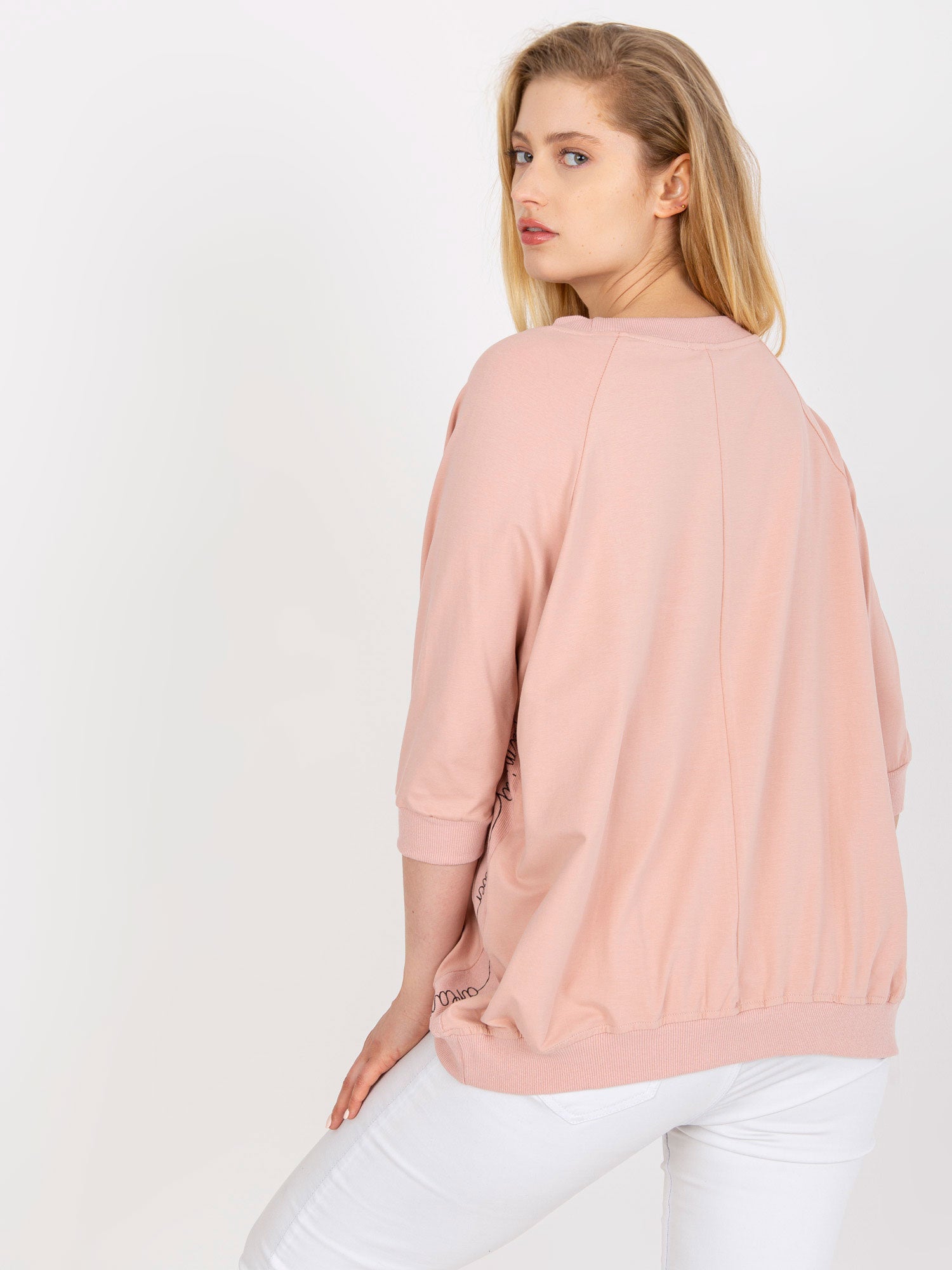 Brudnoróżowa bluzka plus size z napisami
