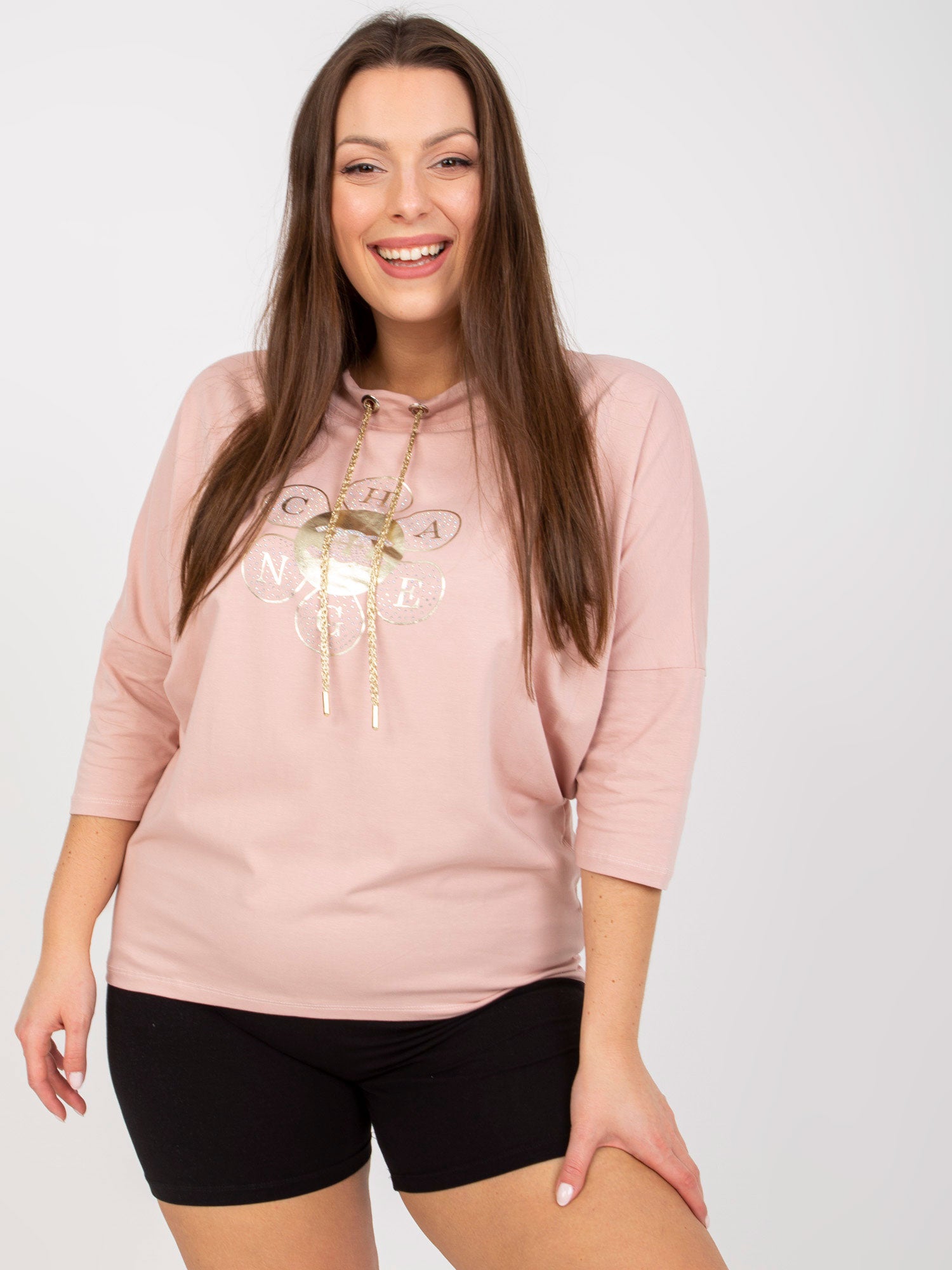 Brudnoróżowa codzienna bluzka plus size z aplikacją