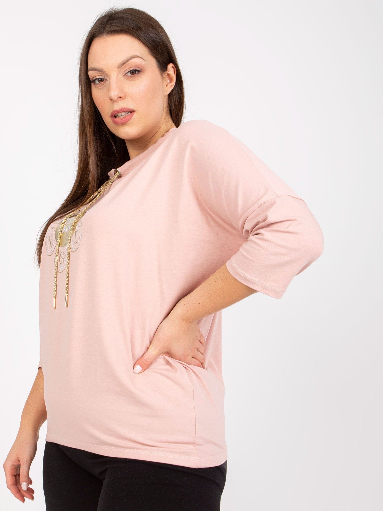 Brudnoróżowa codzienna bluzka plus size z aplikacją