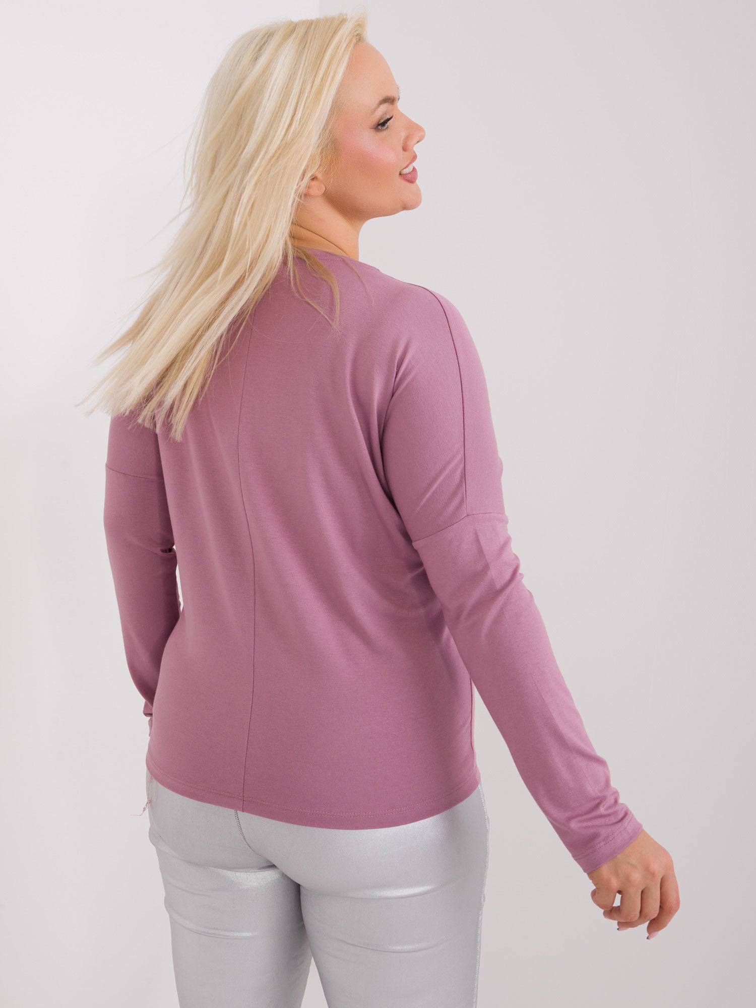 Brudnoróżowa gładka bluzka plus size z dekoltem