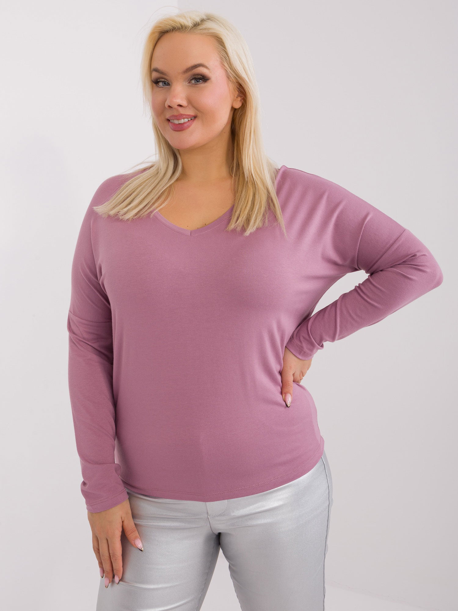 Brudnoróżowa gładka bluzka plus size z dekoltem