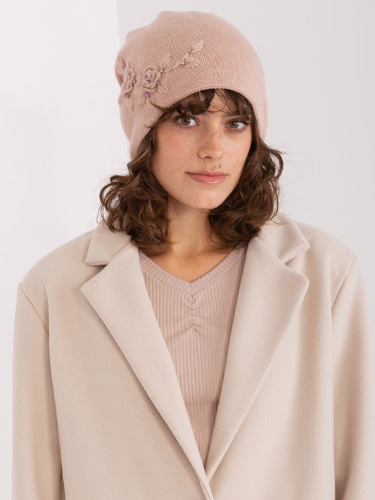 Brudnoróżowa czapka zimowa z haftem