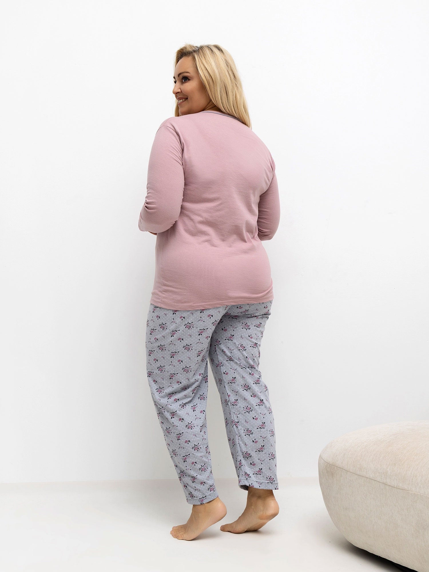 Brudnoróżowa piżama plus size ze spodniami w różę