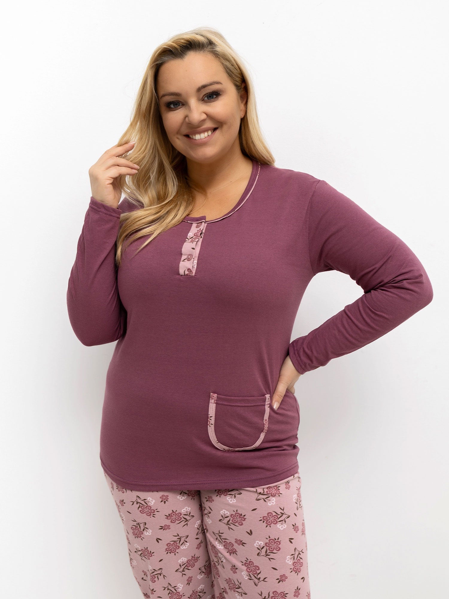Brudnoróżowa piżama plus size z bluzką i spodniami