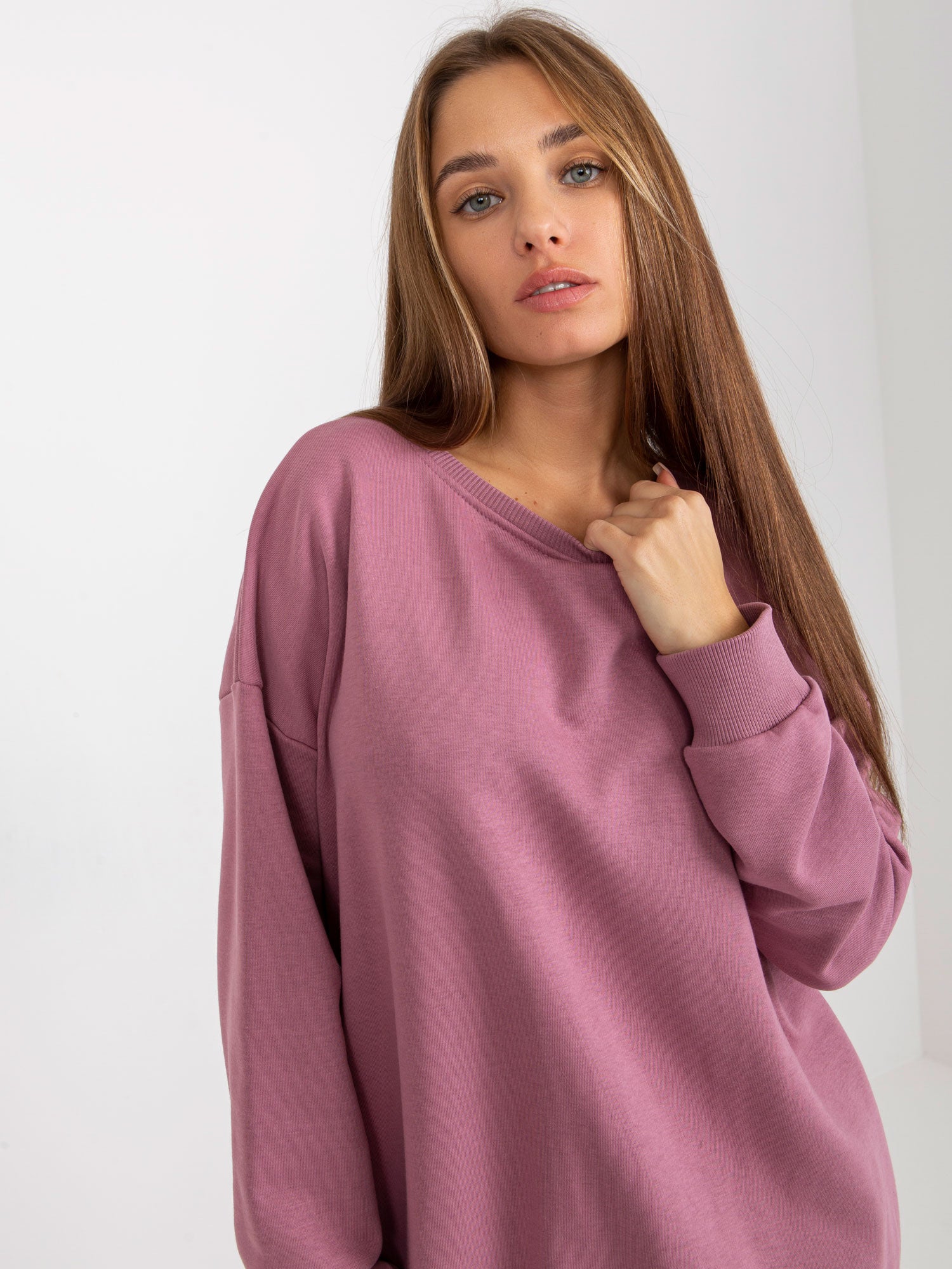 Brudnoróżowa długa bluza basic z okrągłym dekoltem