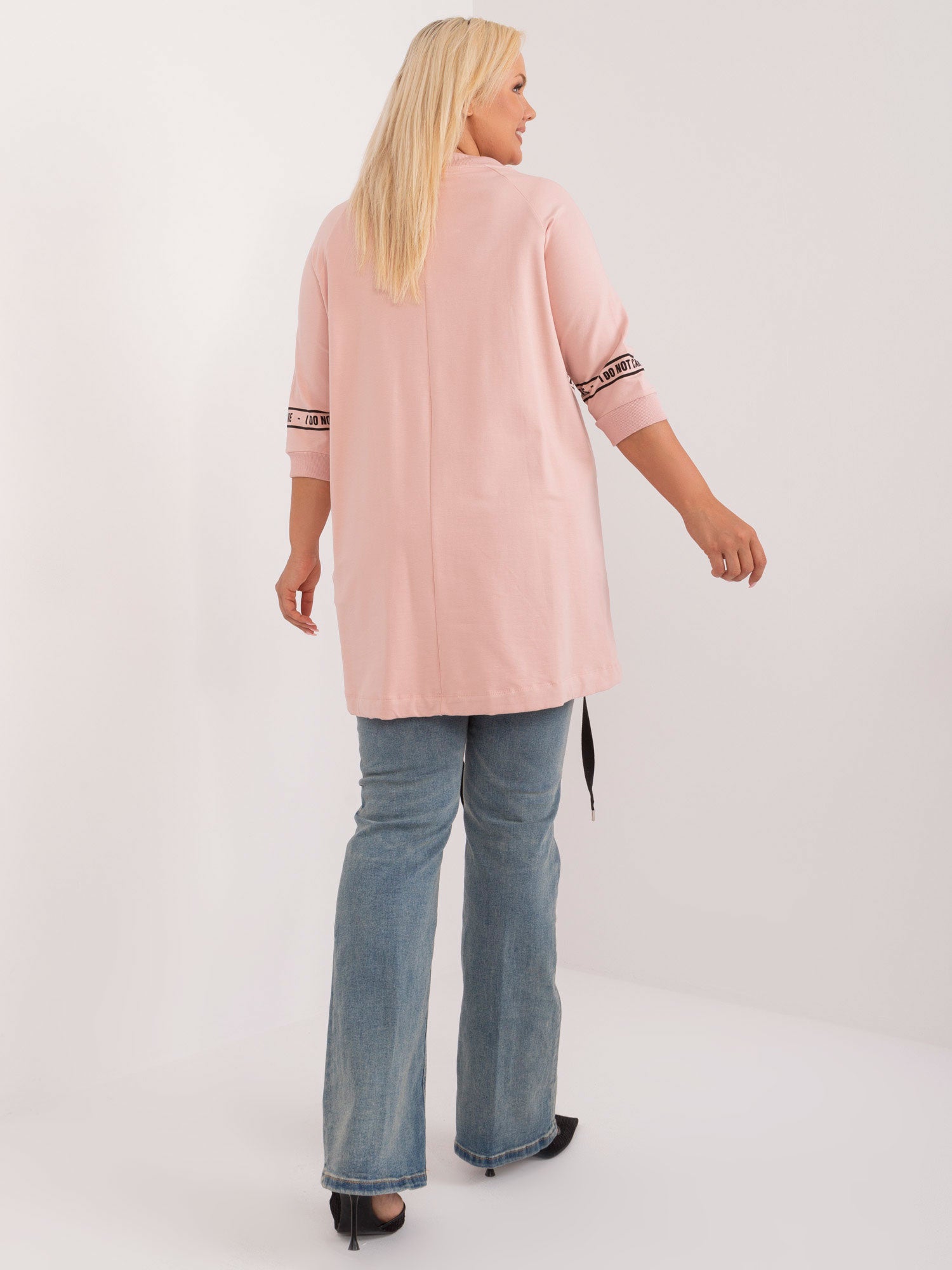 Brudnoróżowa asymetryczna bluzka plus size z nadrukiem