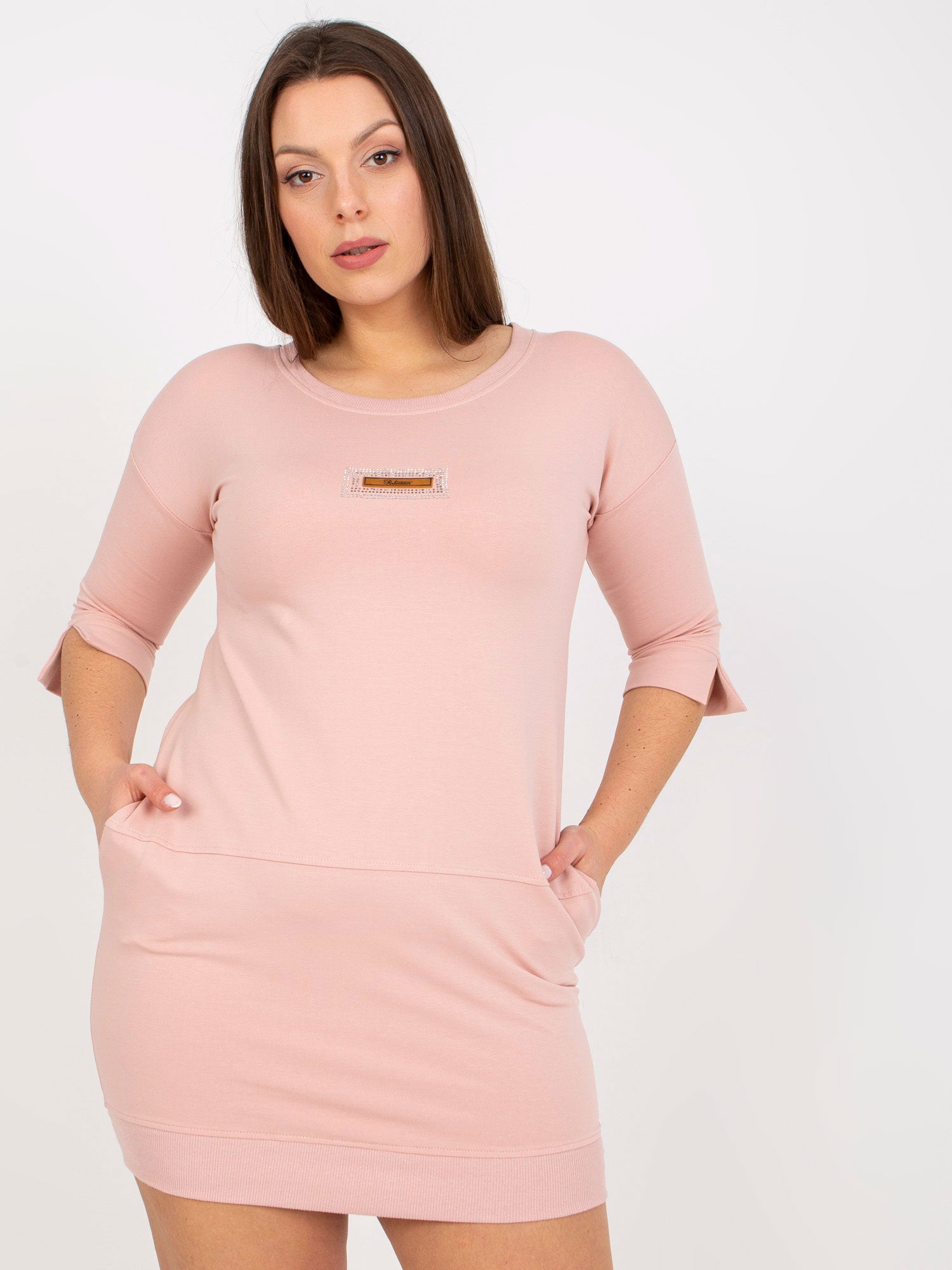 Brudnoróżowa sukienka plus size z rękawem 3/4