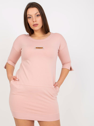 Brudnoróżowa sukienka plus size z rękawem 3/4