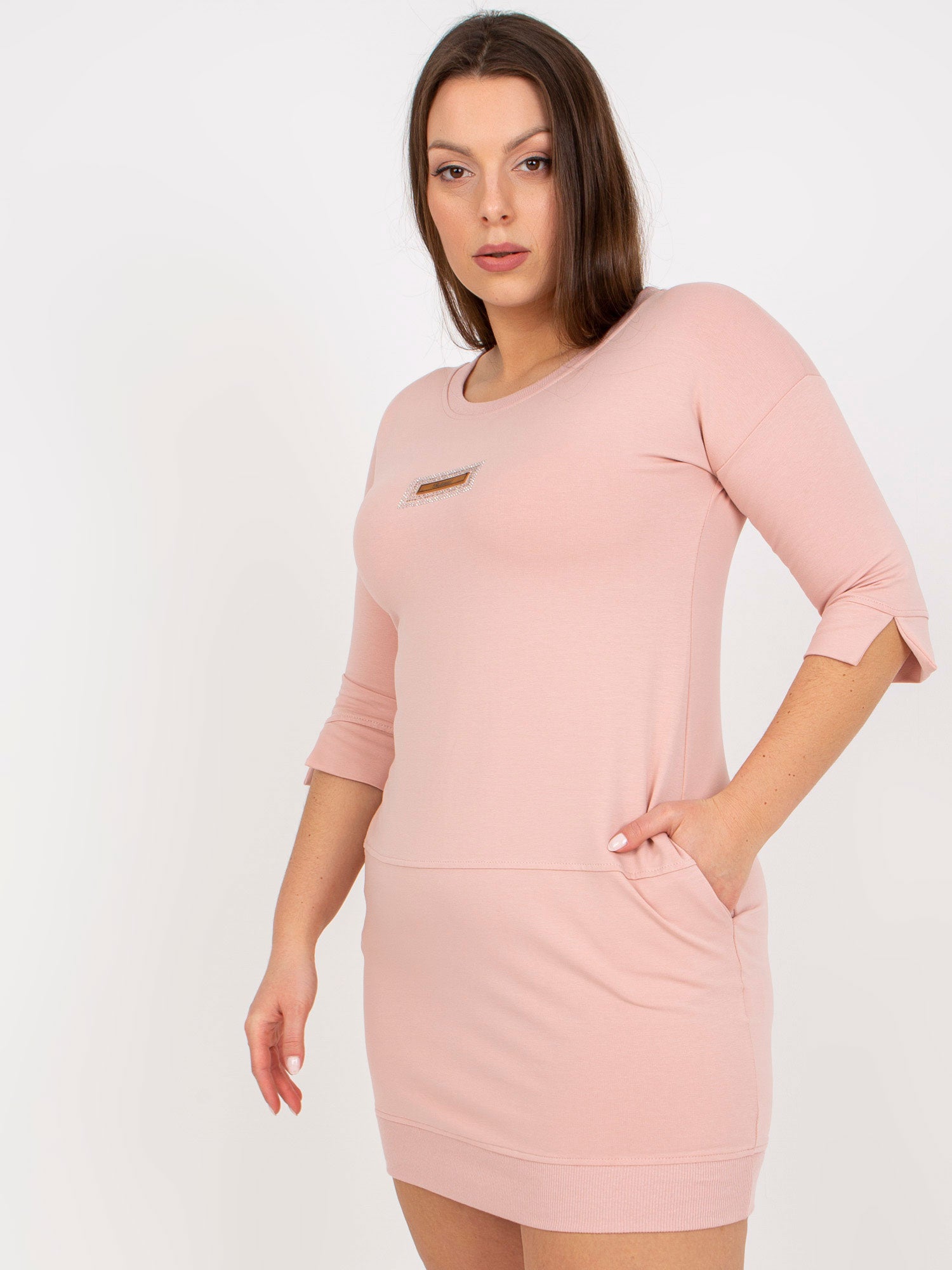 Brudnoróżowa sukienka plus size z rękawem 3/4