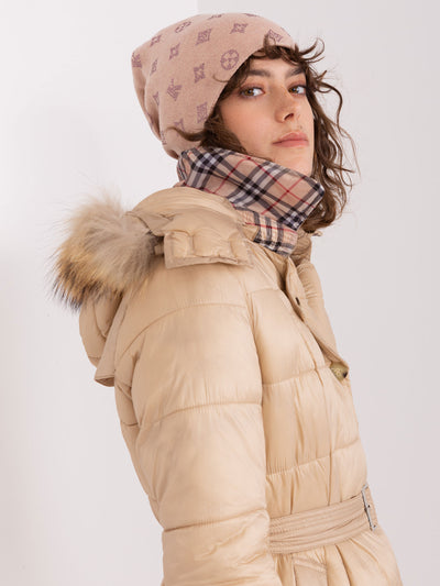 Brudnoróżowa czapka damska z dżetami