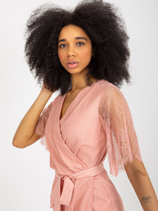 Brudnoróżowa koronkowa sukienka koktajlowa na wesele