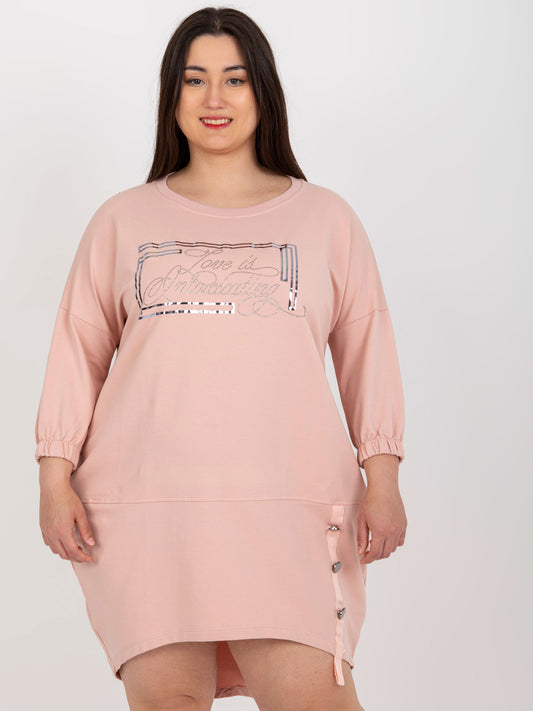 Brudnoróżowa midi sukienka plus size z aplikacją