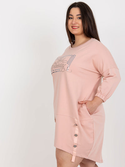 Brudnoróżowa midi sukienka plus size z aplikacją