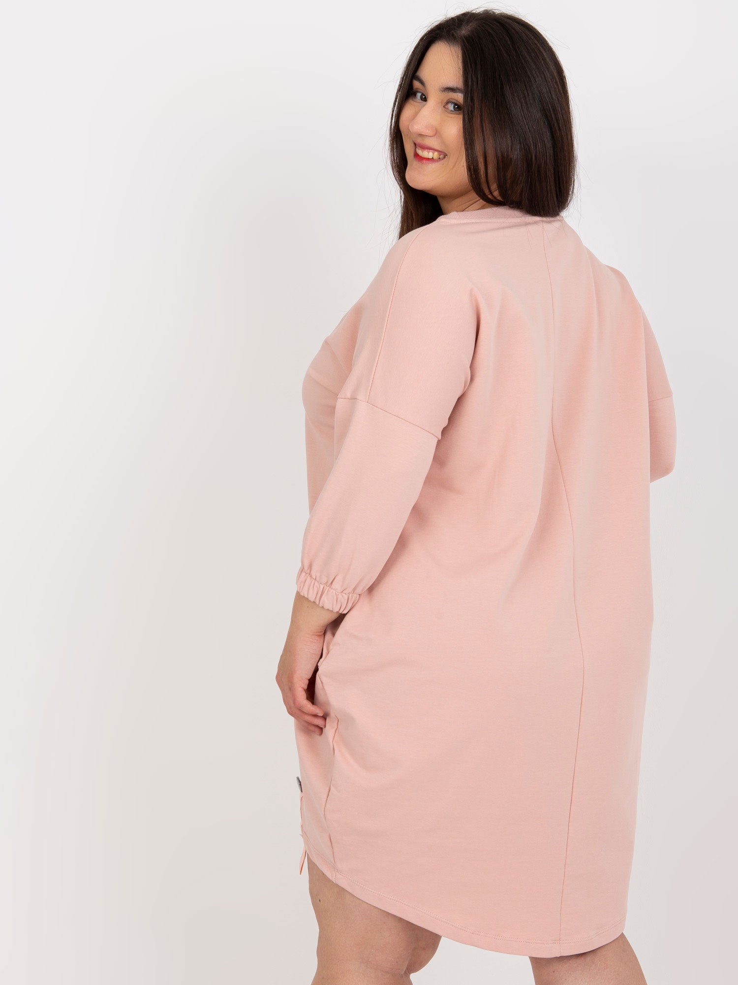 Brudnoróżowa midi sukienka plus size z aplikacją