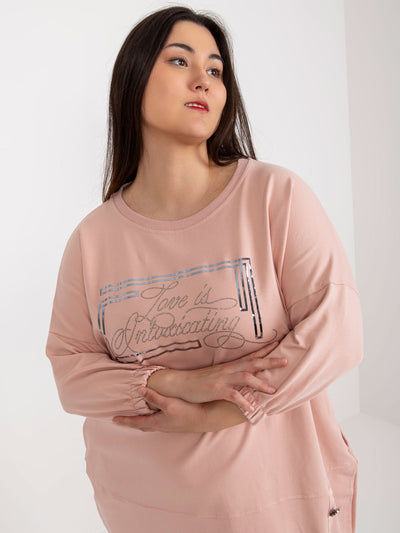 Brudnoróżowa midi sukienka plus size z aplikacją