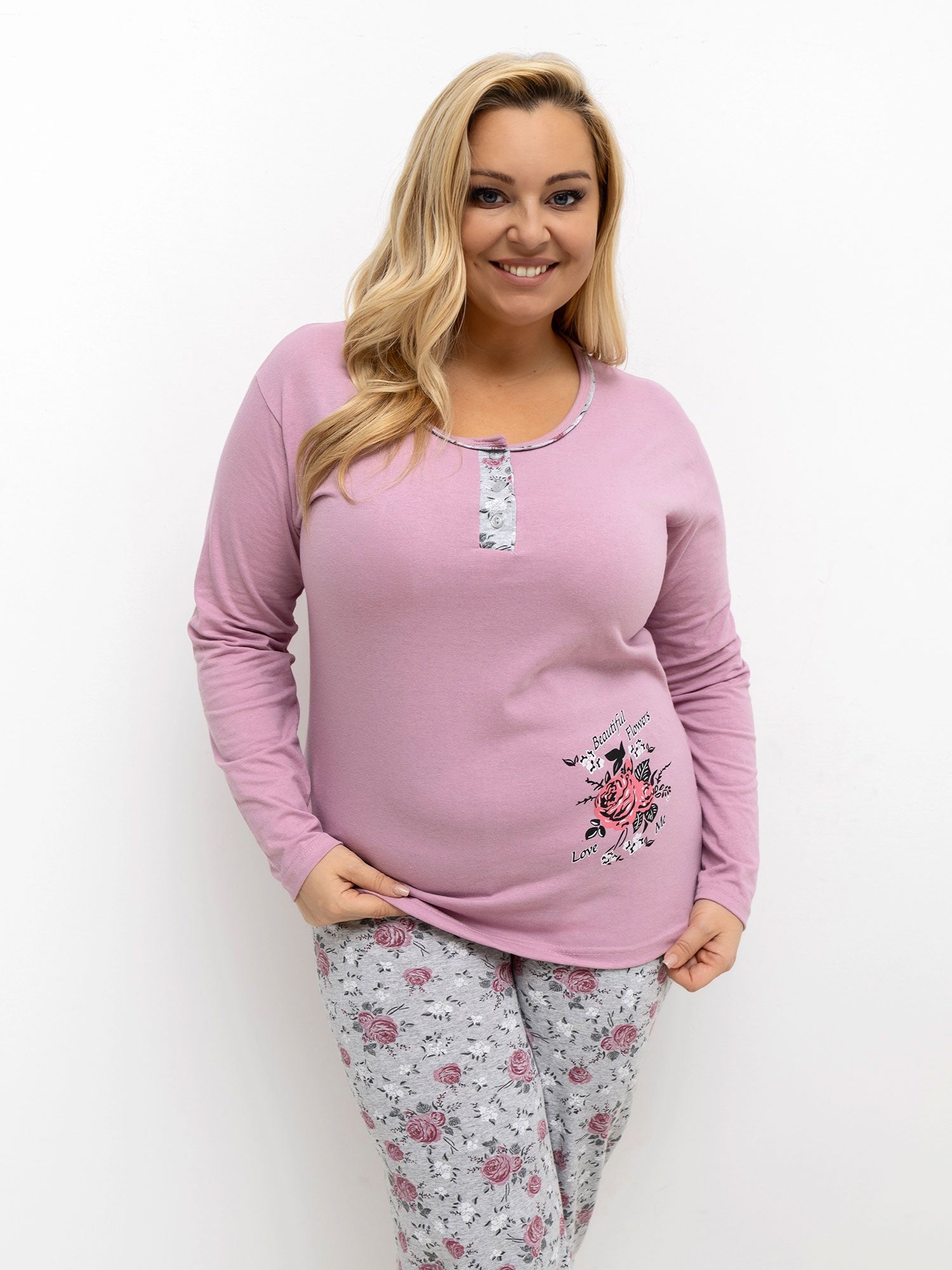 Brudnoróżowa piżama plus size ze spodniami w kwiaty