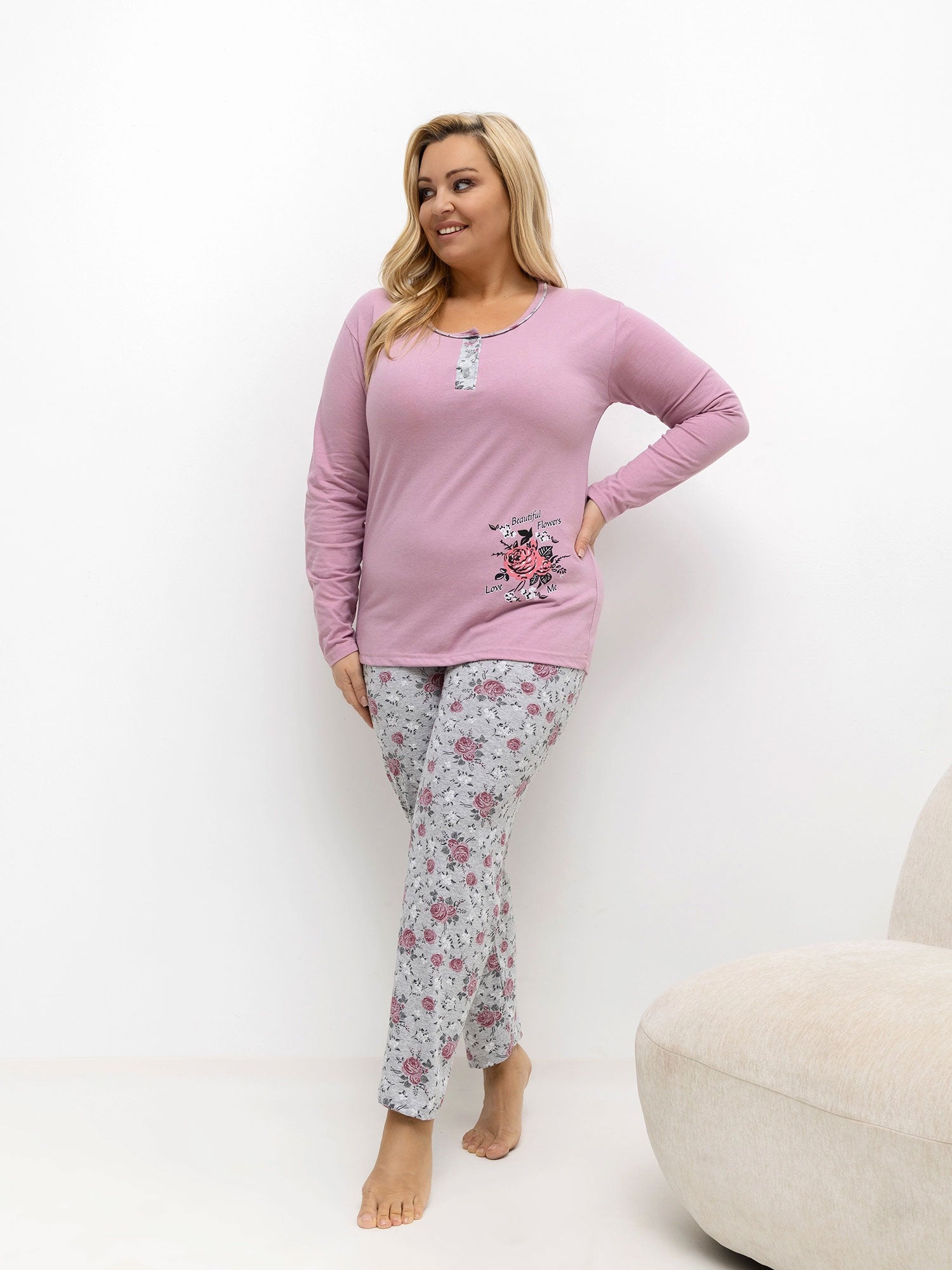 Brudnoróżowa piżama plus size ze spodniami w kwiaty