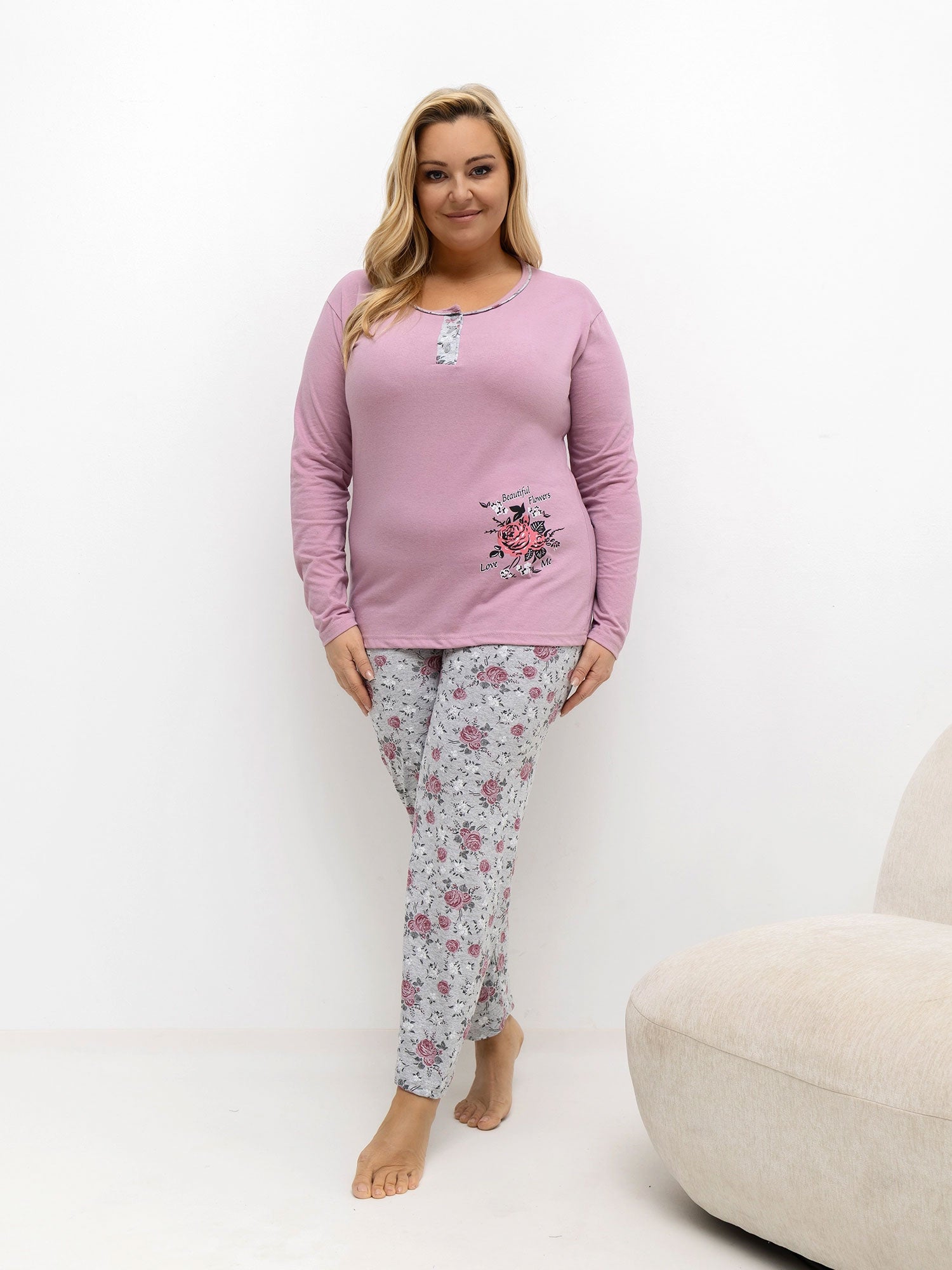 Brudnoróżowa piżama plus size ze spodniami w kwiaty