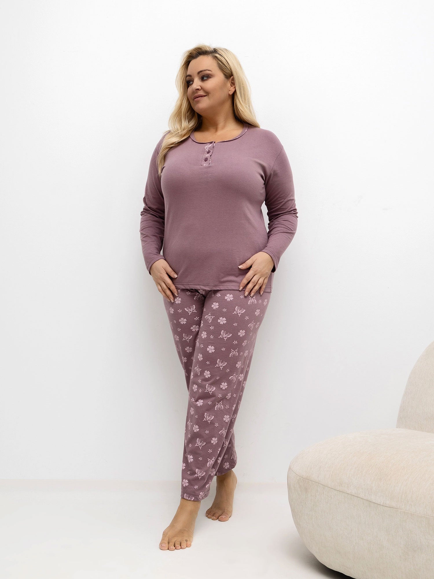 Brudnoróżowa piżama plus size z bluzką i spodniami