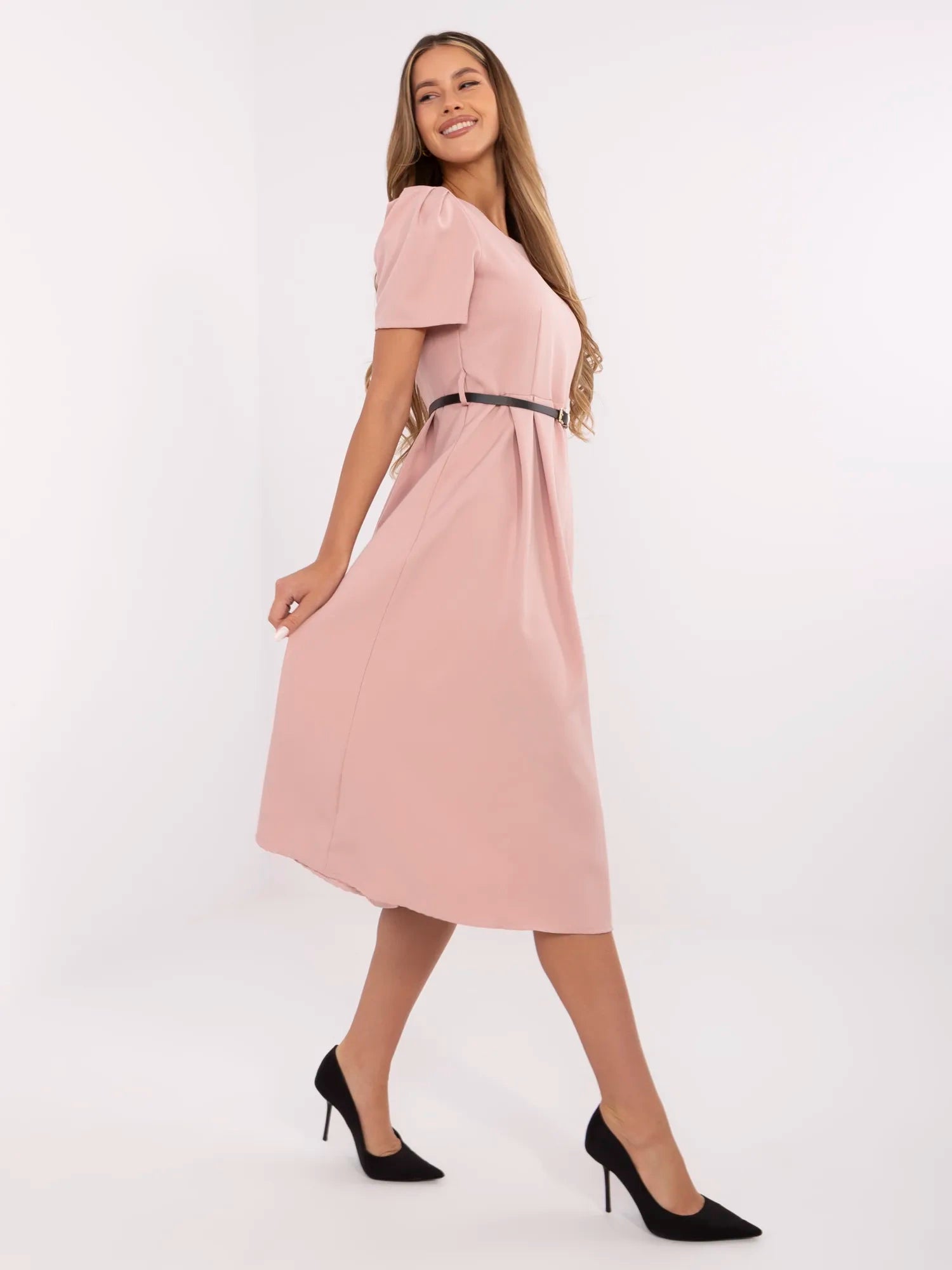 Brudnoróżowa elegancka sukienka z krótkim rękawem