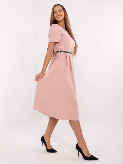 Brudnoróżowa elegancka sukienka z krótkim rękawem