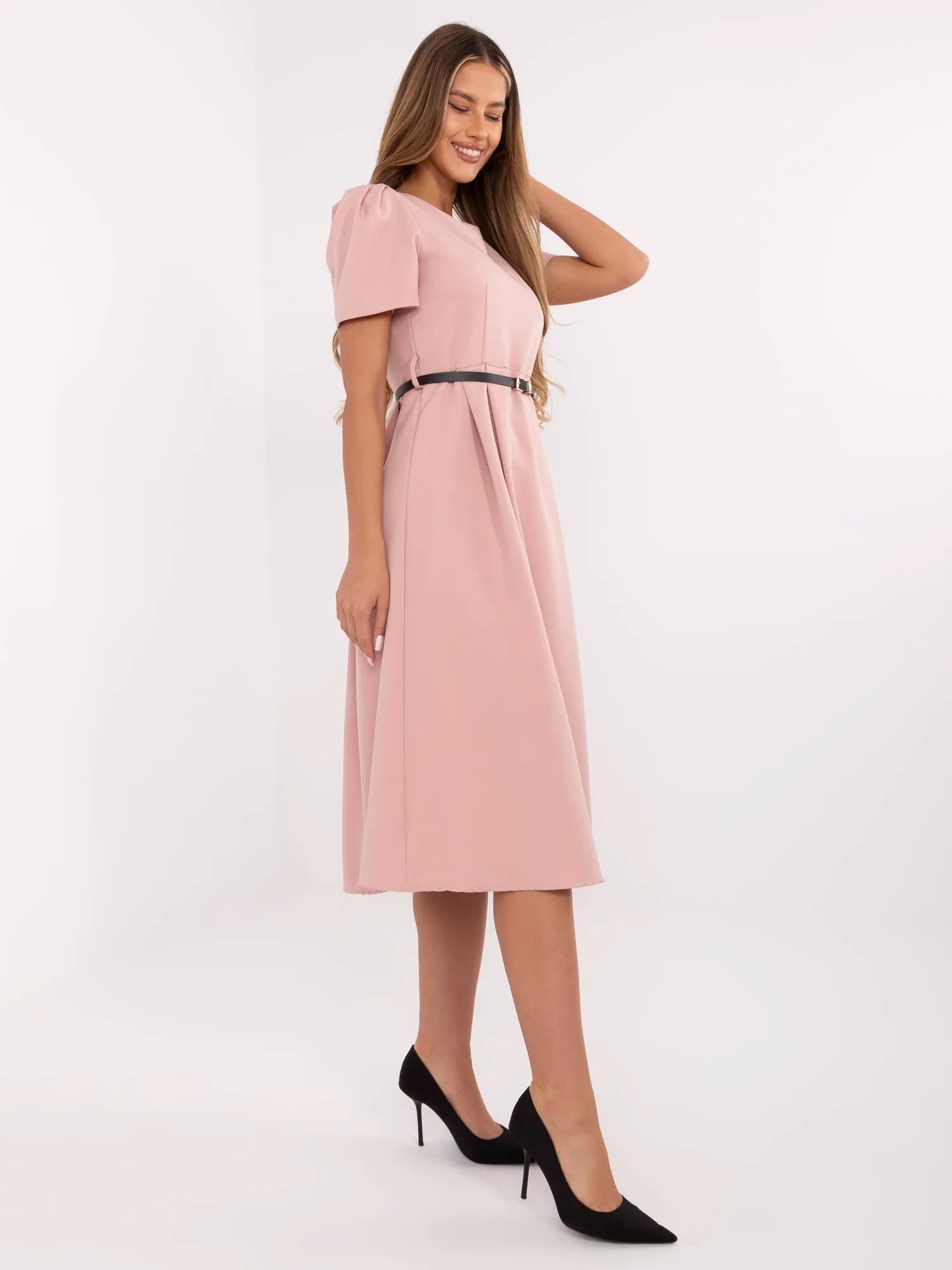 Brudnoróżowa elegancka sukienka z krótkim rękawem