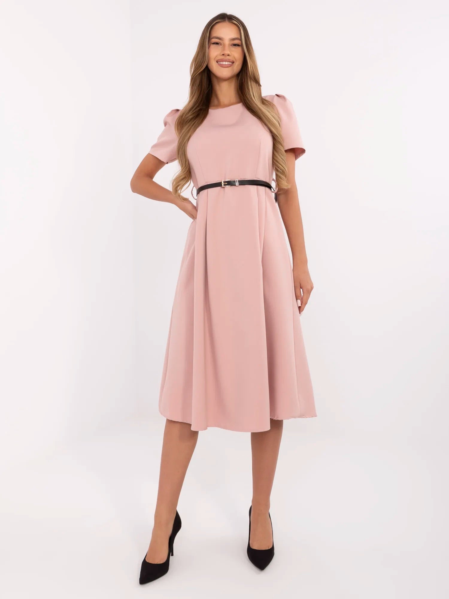 Brudnoróżowa elegancka sukienka z krótkim rękawem