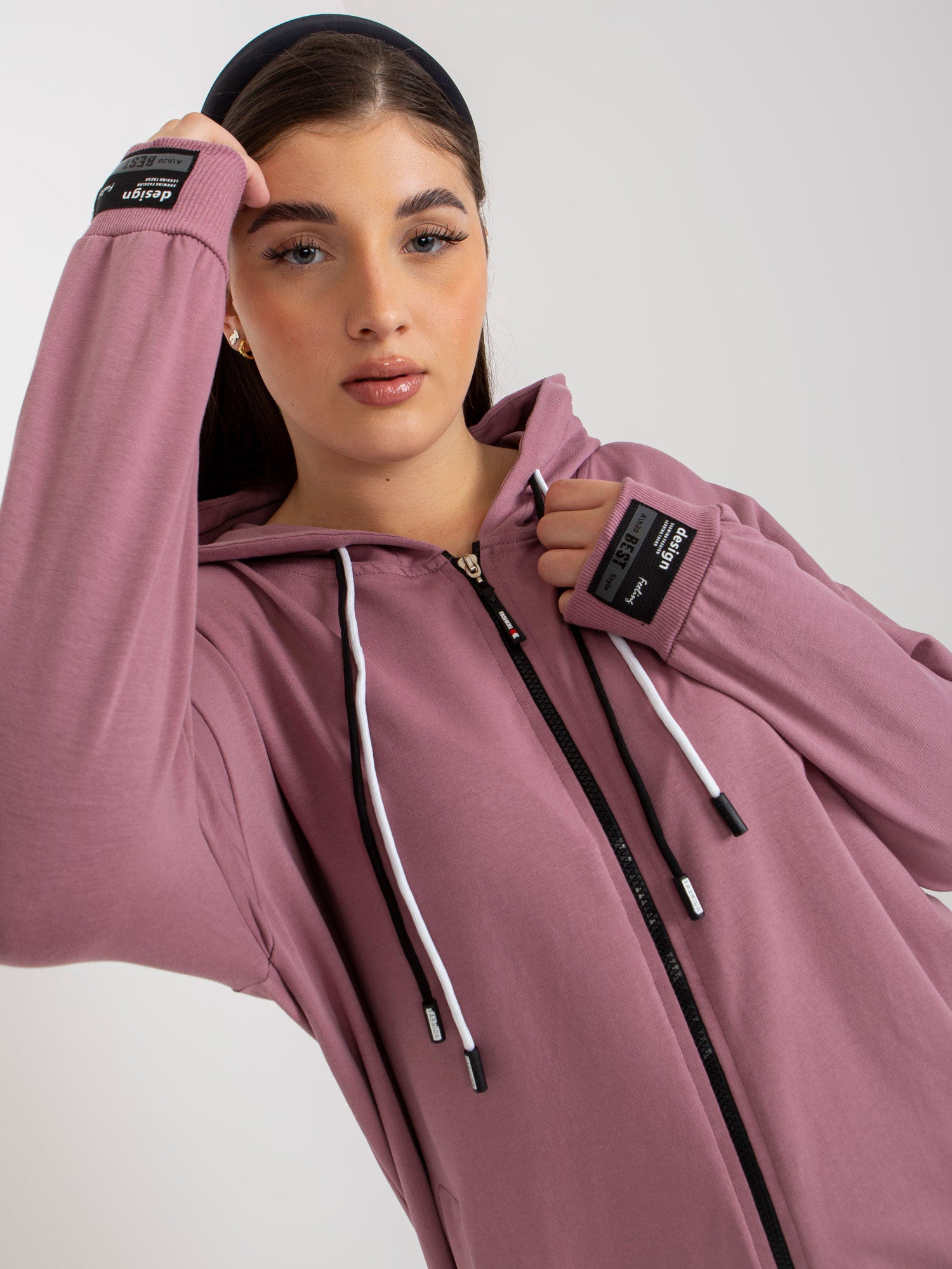 Brudnoróżowa rozpinana bluza plus size z nadrukiem z tyłu