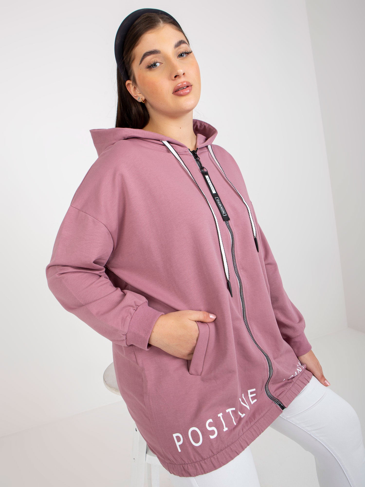 Brudnoróżowa rozpinana bluza plus size z kapturem
