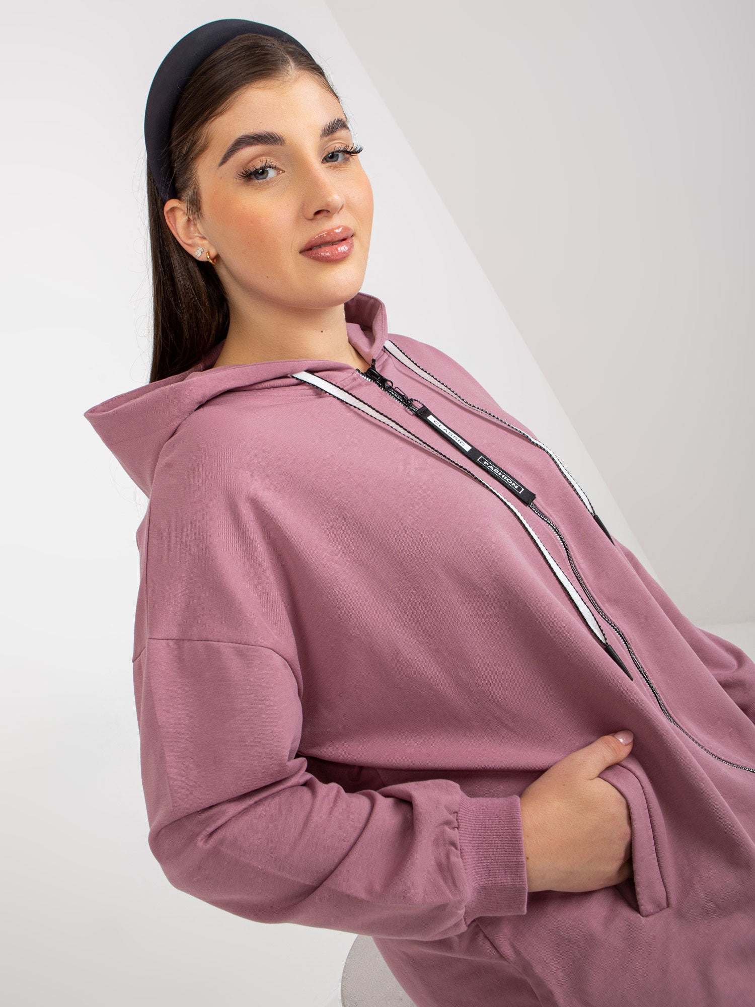 Brudnoróżowa rozpinana bluza plus size z kapturem