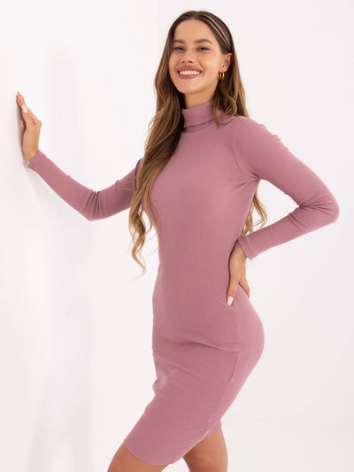 RUE PARIS Brudnoróżowa sukienka bodycon z golfem