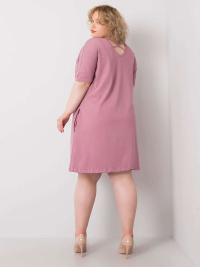 Brudnoróżowa luźna sukienka plus size
