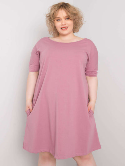 Brudnoróżowa luźna sukienka plus size