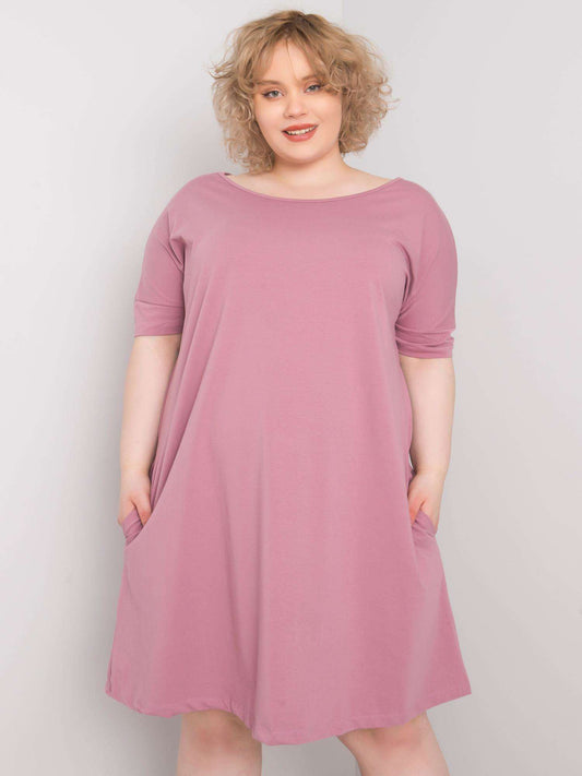Brudnoróżowa luźna sukienka plus size