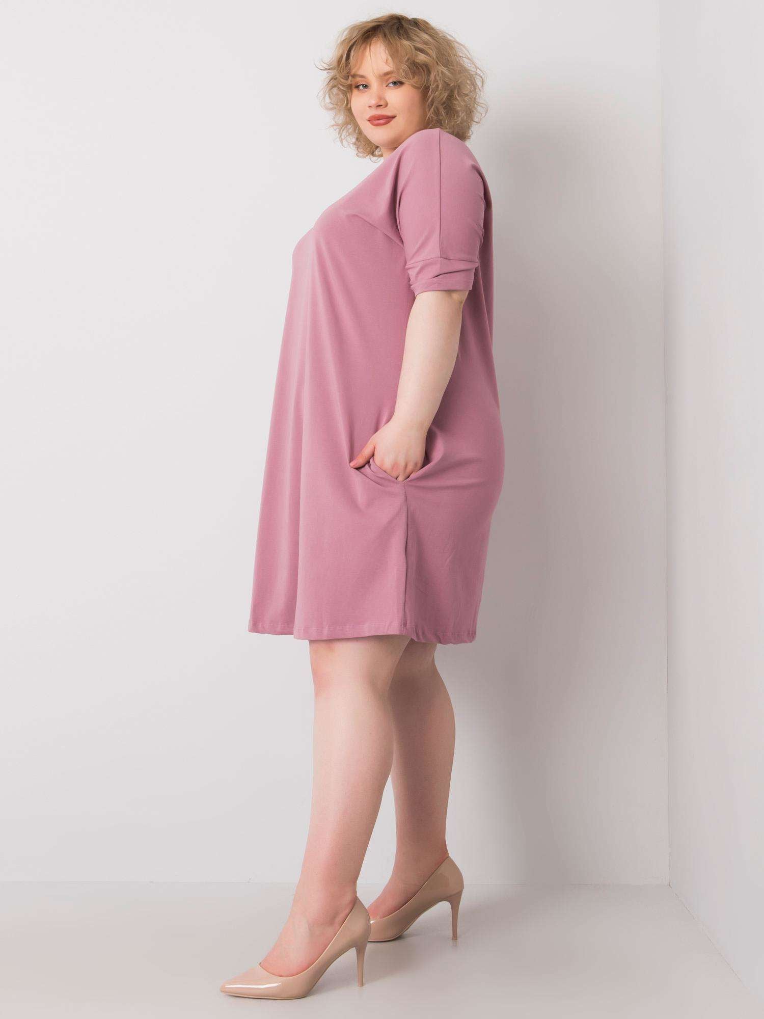 Brudnoróżowa luźna sukienka plus size